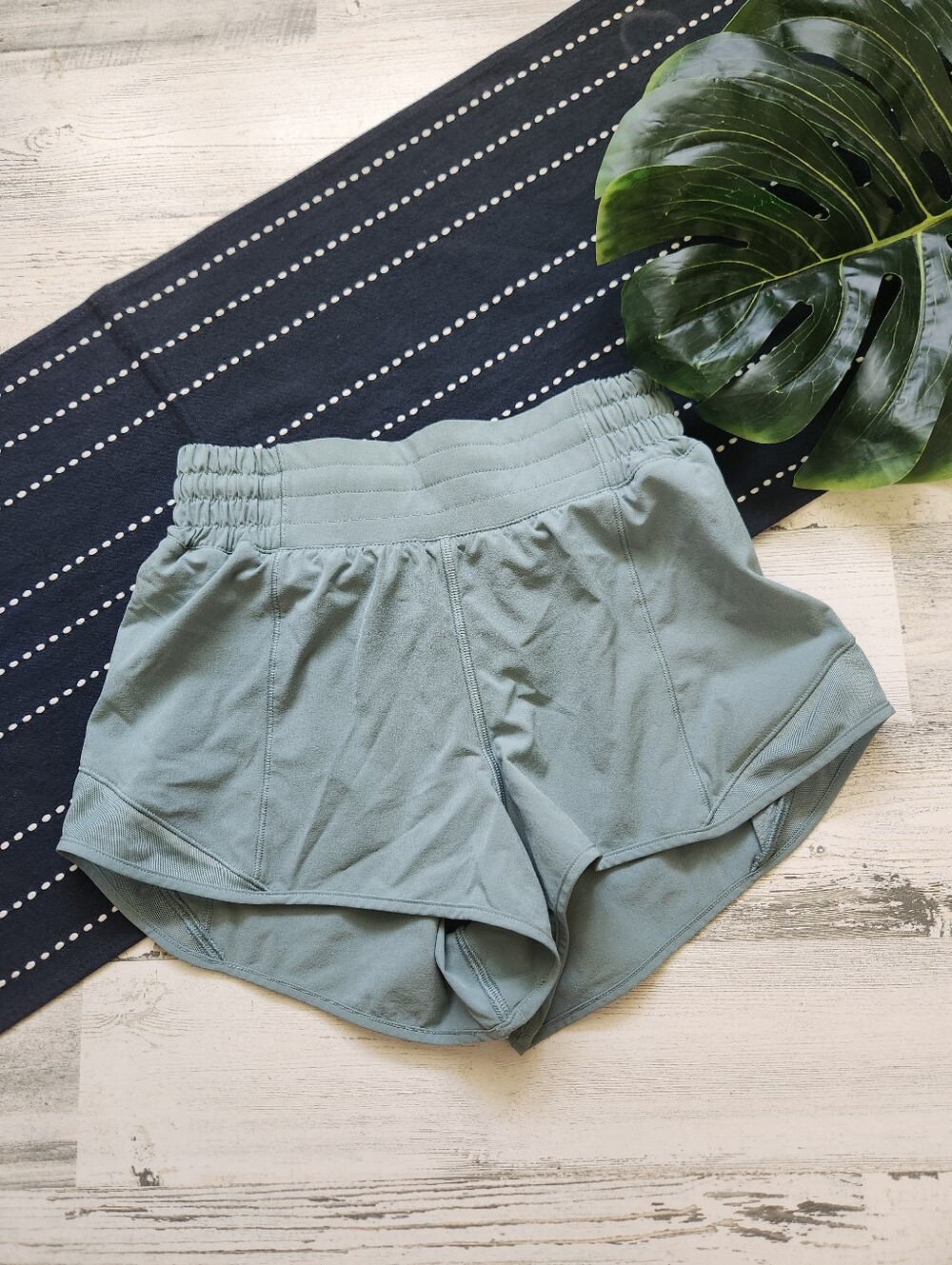 Lululemon Hotty Hot Athletic Shorts 2.5 Inseam Green Size 2